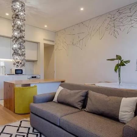 Boutique Rentals- Art & Charm W/ Balcony & Garage Porto