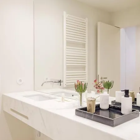 Boutique Rentals- Art & Charm W/ Balcony & Garage Porto