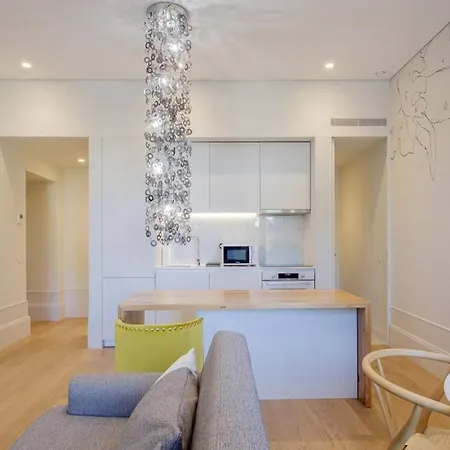 Boutique Rentals- Art & Charm W/ Balcony & Garage Apartment Porto