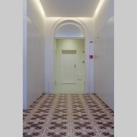 Apartment Boutique Rentals- Art & Charm W/ Balcony & Garage