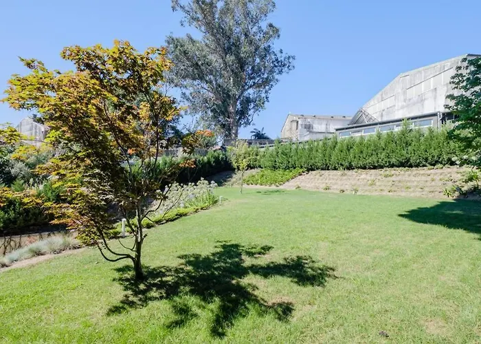 Boutique Rentals- Art & Charm W/ Balcony & Garage Apartment Porto