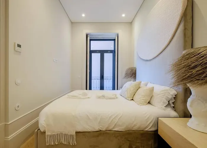 Boutique Rentals- Art & Charm W/ Balcony & Garage Porto