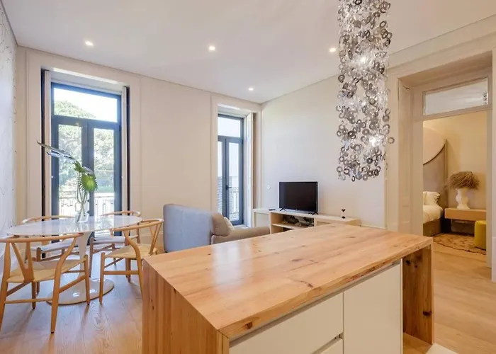 Apartment Boutique Rentals- Art & Charm W/ Balcony & Garage Porto