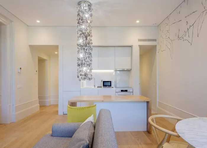 Boutique Rentals- Art & Charm W/ Balcony & Garage Apartment Porto
