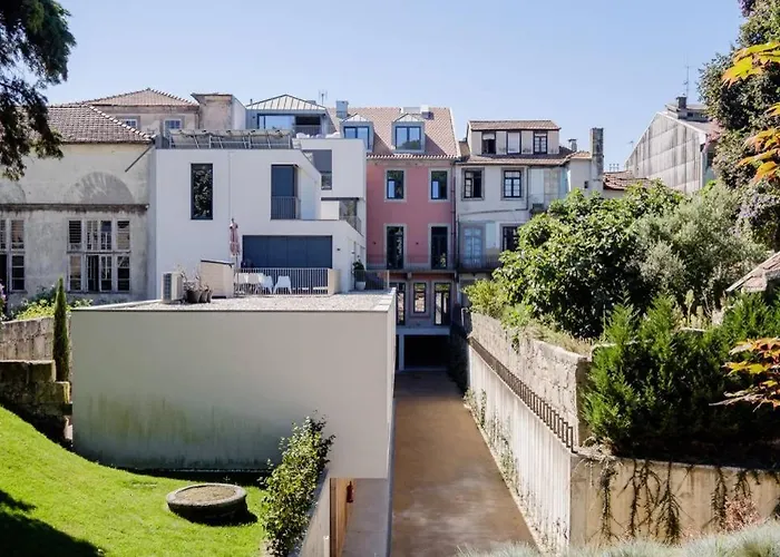 Boutique Rentals- Art & Charm W/ Balcony & Garage Apartment Porto