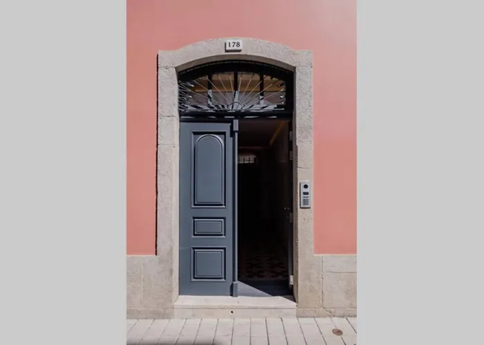 Boutique Rentals- Art & Charm W/ Balcony & Garage *