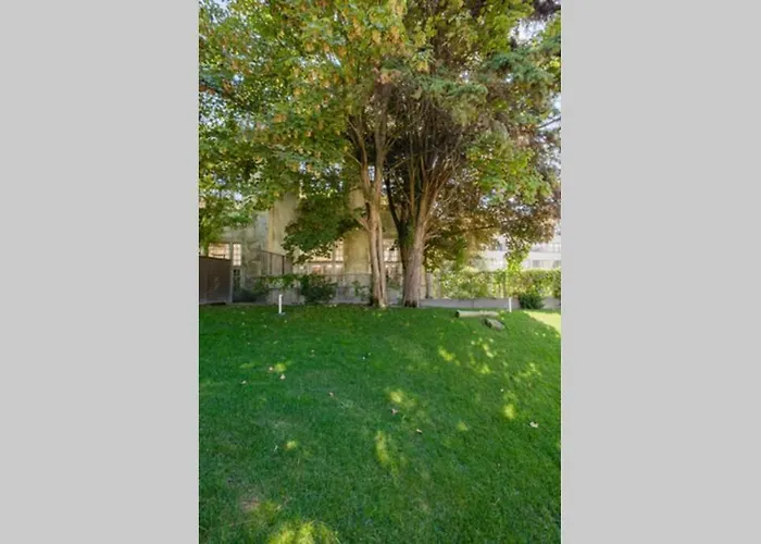 Boutique Rentals- Art & Charm W/ Balcony & Garage Apartment Porto