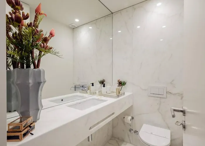 Boutique Rentals- Art & Charm W/ Balcony & Garage *