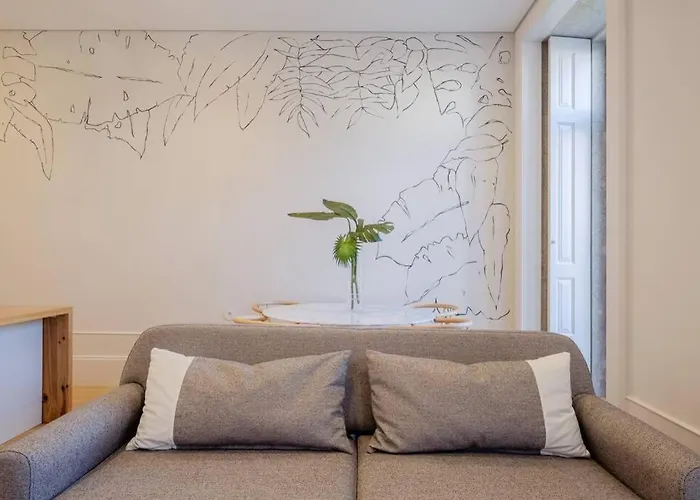 Boutique Rentals- Art & Charm W/ Balcony & Garage Apartment *