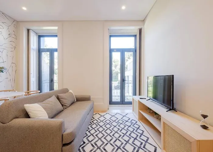 Boutique Rentals- Art & Charm W/ Balcony & Garage Apartment Porto