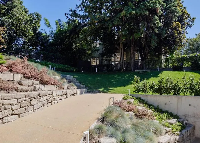 Apartment Boutique Rentals- Art & Charm W/ Balcony & Garage *