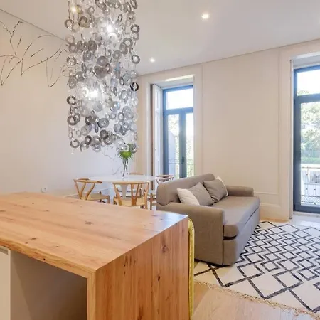 Boutique Rentals- Art & Charm W/ Balcony & Garage * Porto