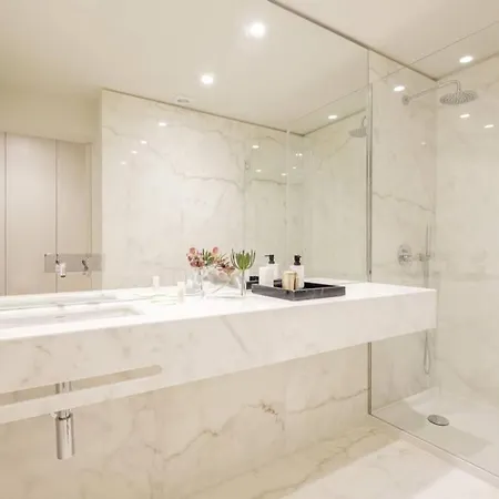 Boutique Rentals- Art & Charm W/ Balcony & Garage * Porto