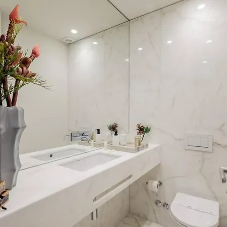 Boutique Rentals- Art & Charm W/ Balcony & Garage *