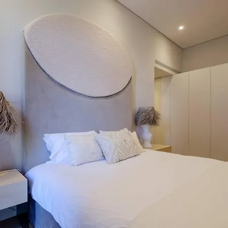 Boutique Rentals- Art & Charm W/ Balcony & Garage * Porto