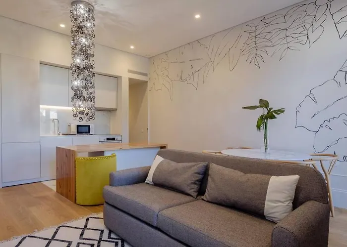 Boutique Rentals- Art & Charm W/ Balcony & Garage Oporto