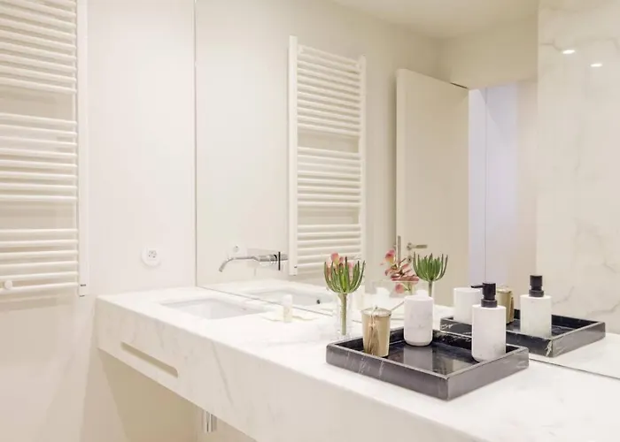 Boutique Rentals- Art & Charm W/ Balcony & Garage Πόρτο