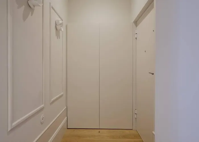 Boutique Rentals- Art & Charm W/ Balcony & Garage Lägenhet *