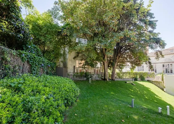 Boutique Rentals- Art & Charm W/ Balcony & Garage Lägenhet