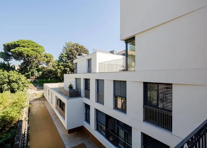 Boutique Rentals- Art & Charm W/ Balcony & Garage * Oporto