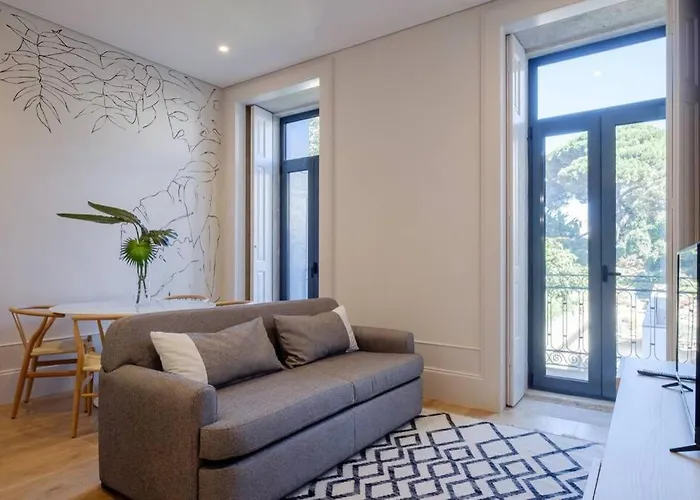 Boutique Rentals- Art & Charm W/ Balcony & Garage Lejlighed