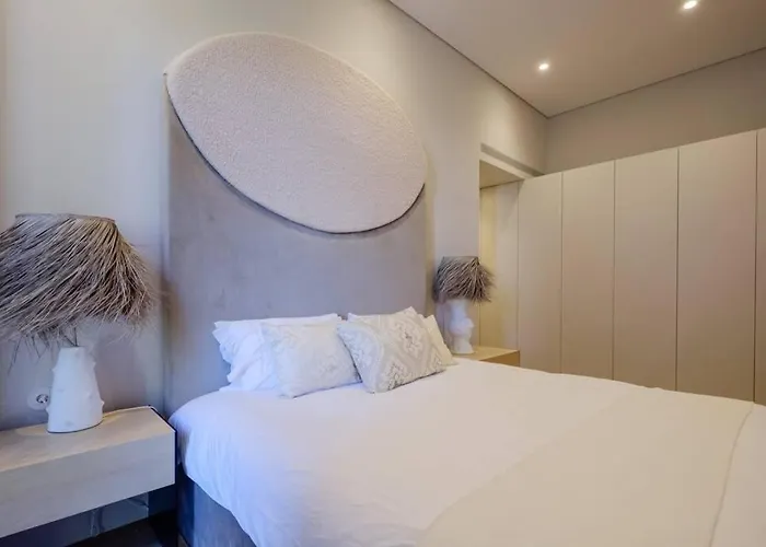 Boutique Rentals- Art & Charm W/ Balcony & Garage * Oporto