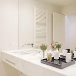 Boutique Rentals- Art & Charm W/ Balcony & Garage Porto