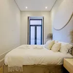 Boutique Rentals- Art & Charm W/ Balcony & Garage Porto