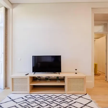 شقة Boutique Rentals- Art & Charm W/ Balcony & Garage