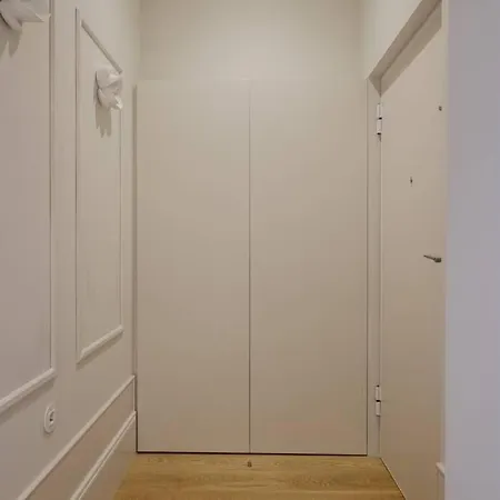 Boutique Rentals- Art & Charm W/ Balcony & Garage 아파트 *