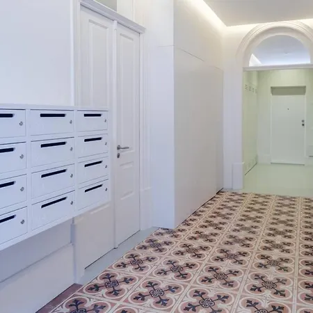 Boutique Rentals- Art & Charm W/ Balcony & Garage *