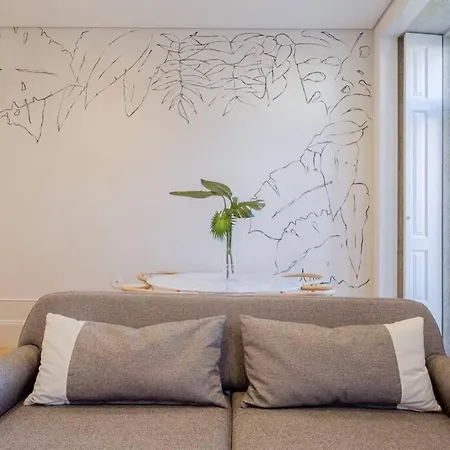 Boutique Rentals- Art & Charm W/ Balcony & Garage شقة *