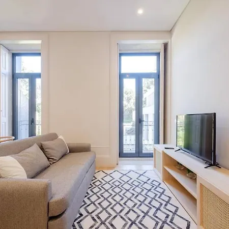 Boutique Rentals- Art & Charm W/ Balcony & Garage شقة بورتو
