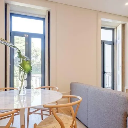 Boutique Rentals- Art & Charm W/ Balcony & Garage شقة *