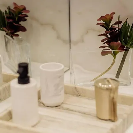 Boutique Rentals- Art & Charm W/ Balcony & Garage 아파트 포르투