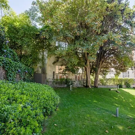 Boutique Rentals- Art & Charm W/ Balcony & Garage Lejlighed