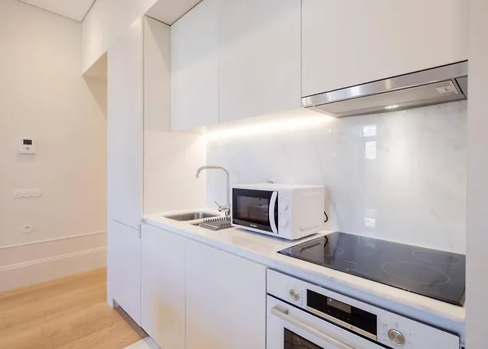 Boutique Rentals- Art & Charm W/ Balcony & Garage