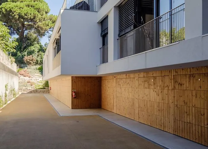 Boutique Rentals- Art & Charm W/ Balcony & Garage 公寓 波尔图