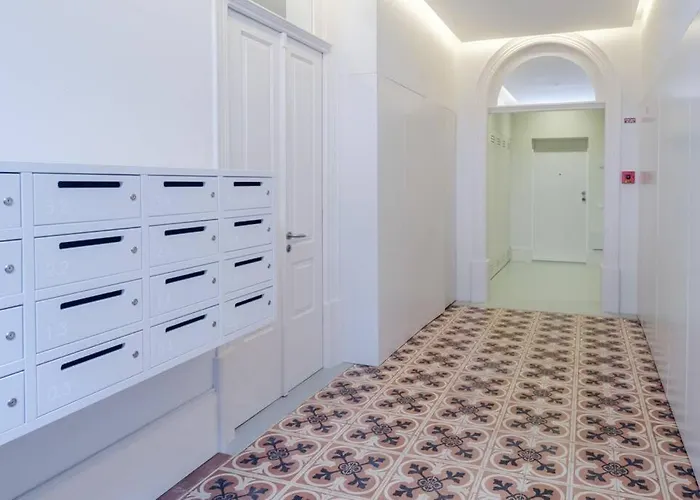 Boutique Rentals- Art & Charm W/ Balcony & Garage *