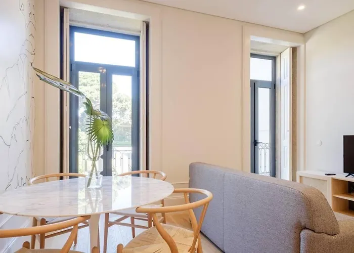 Boutique Rentals- Art & Charm W/ Balcony & Garage 公寓 *