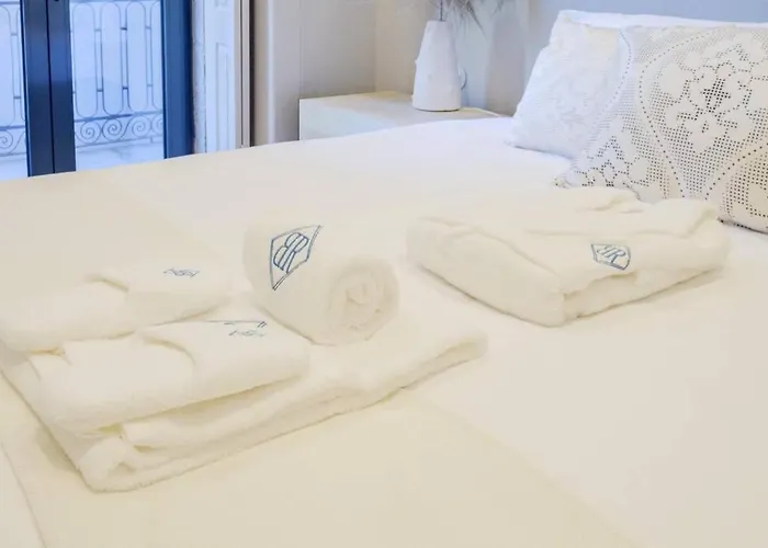 Boutique Rentals- Art & Charm W/ Balcony & Garage * 波尔图