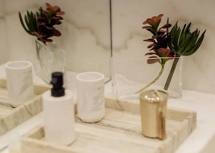 Boutique Rentals- Art & Charm W/ Balcony & Garage 公寓 波尔图